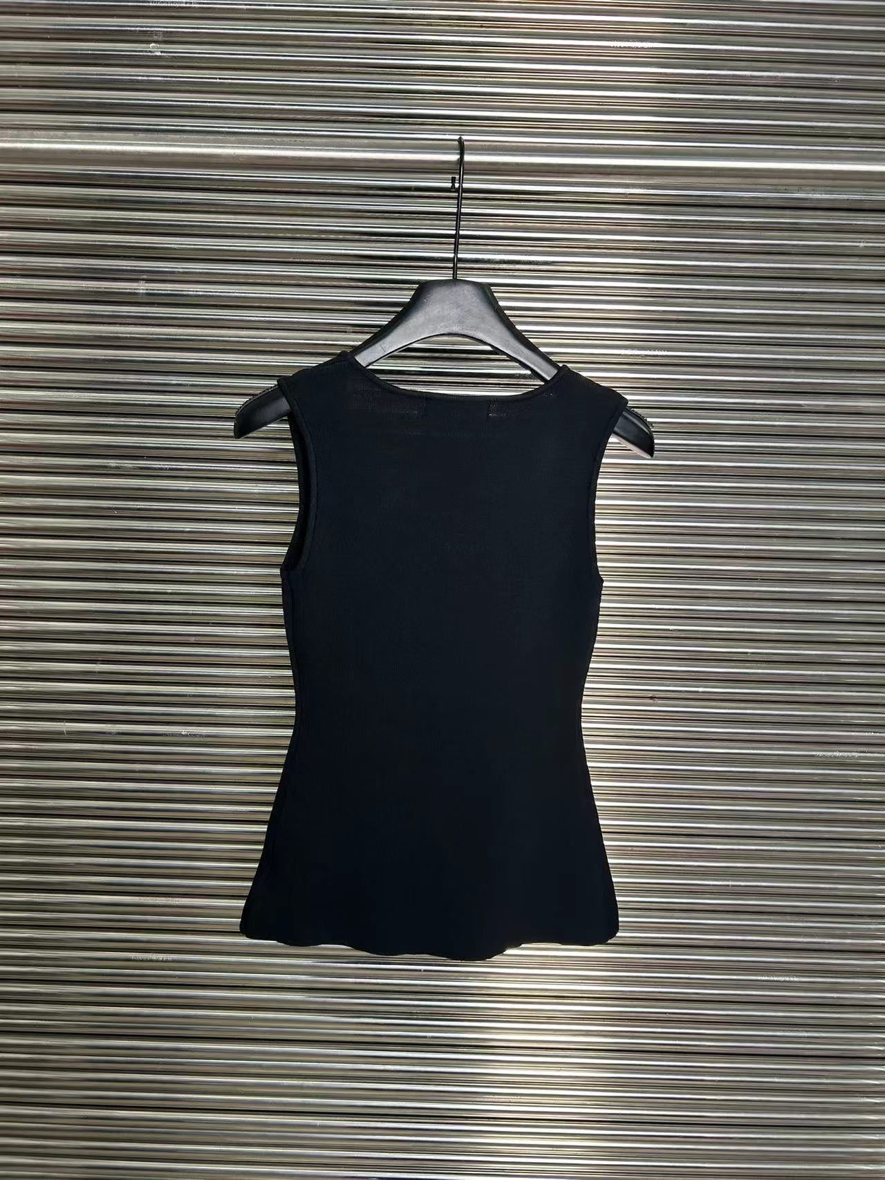 Trapeze neck vest