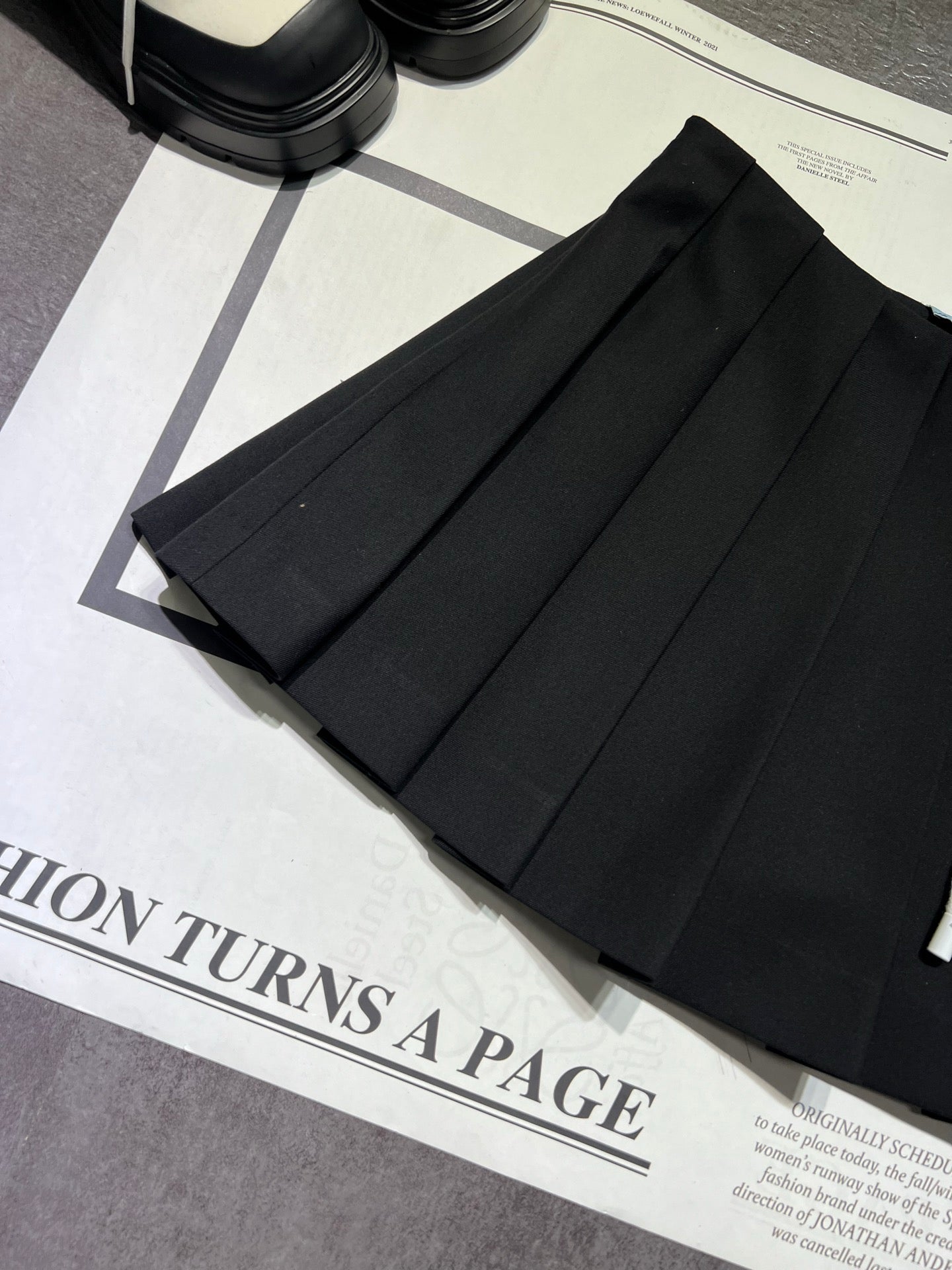 25 new black strap design pleated skirt