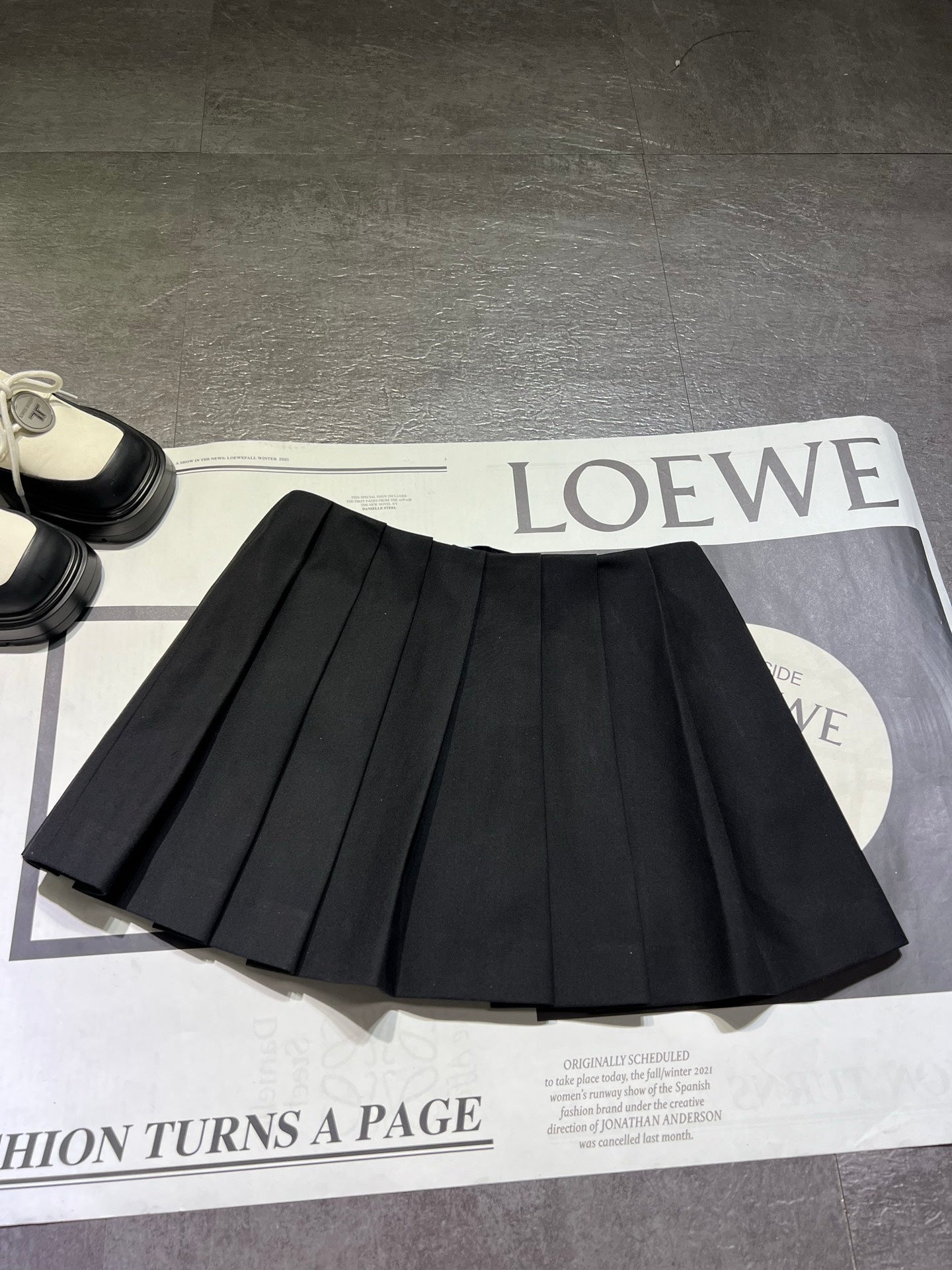 25 new black strap design pleated skirt