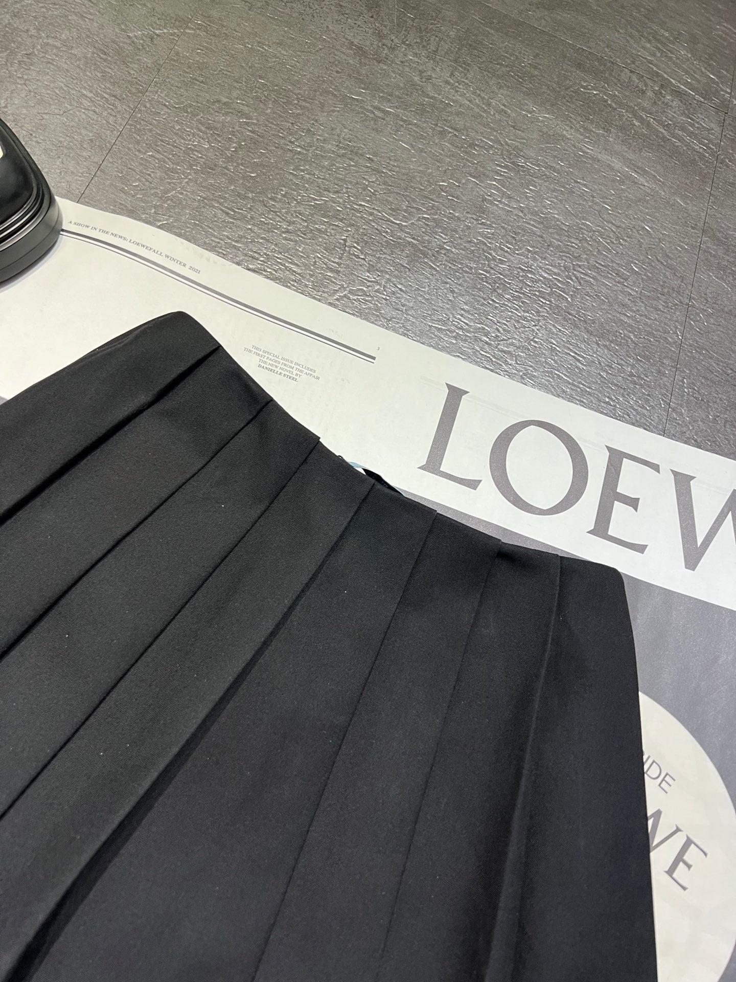 25 new black strap design pleated skirt