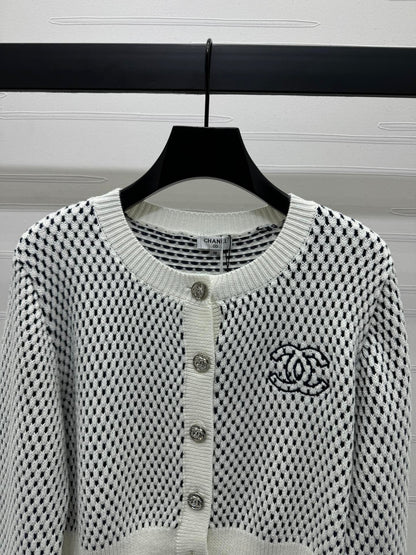 Two-tone crocheted crew neck long-sleeved cardigan