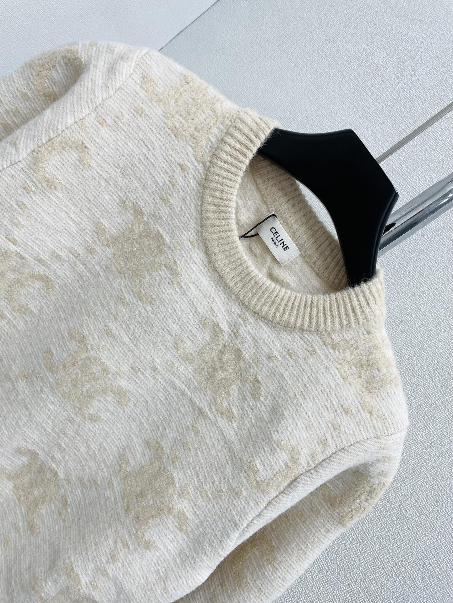 Ribbed collar pullover