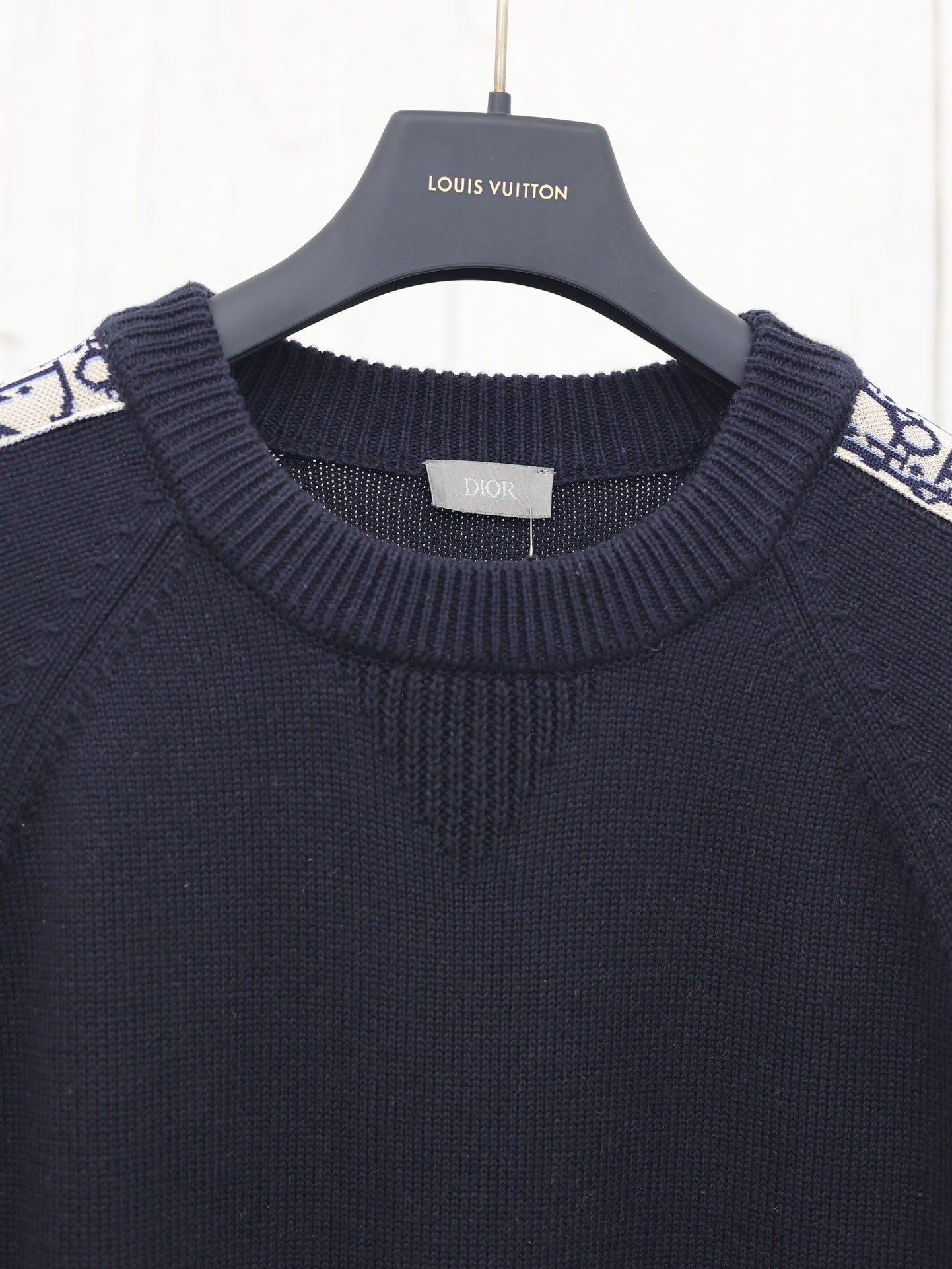 Knitted crew neck sweater with jacquard sleeves