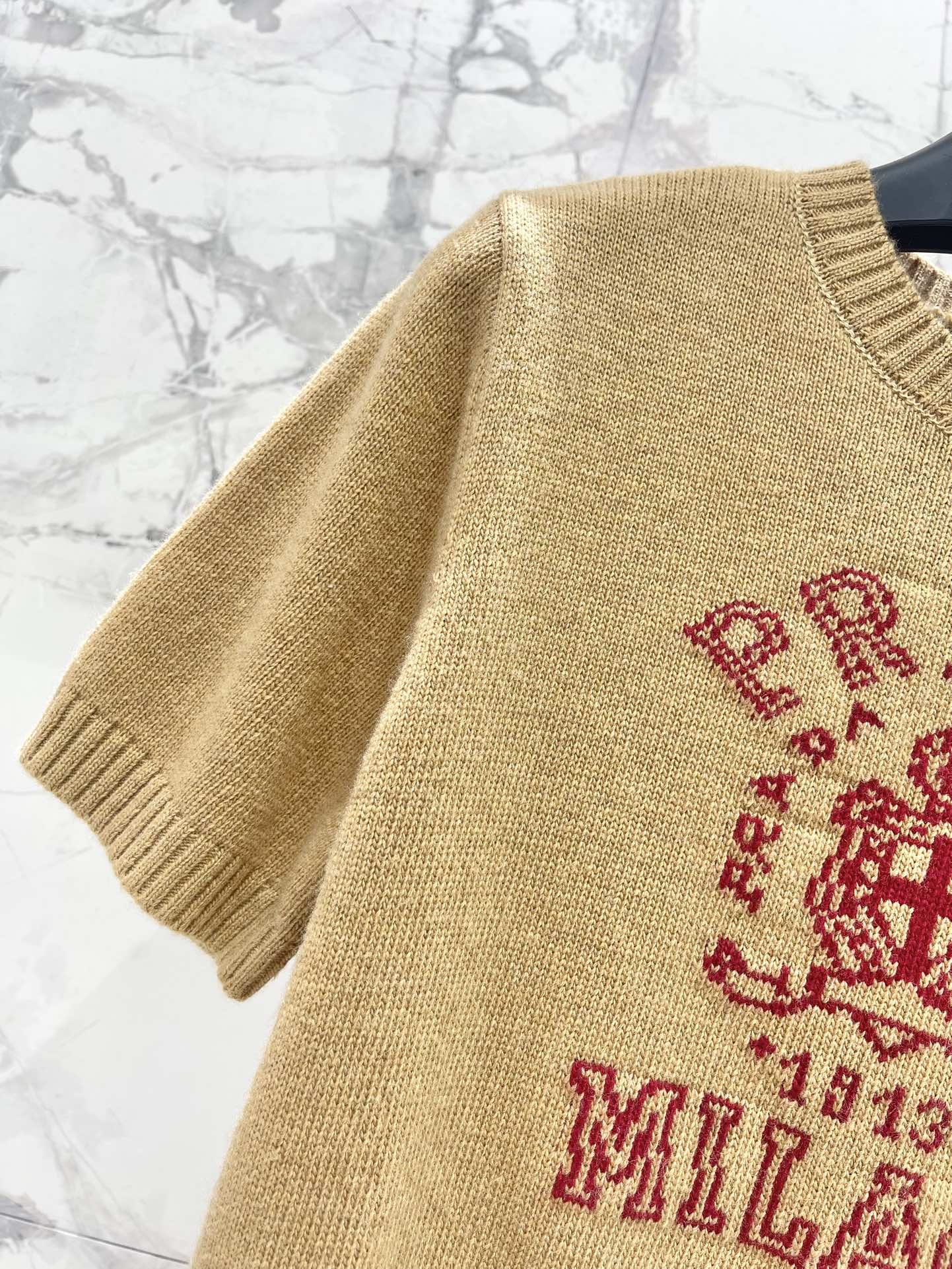 Knitted crew neck with jacquard lettering