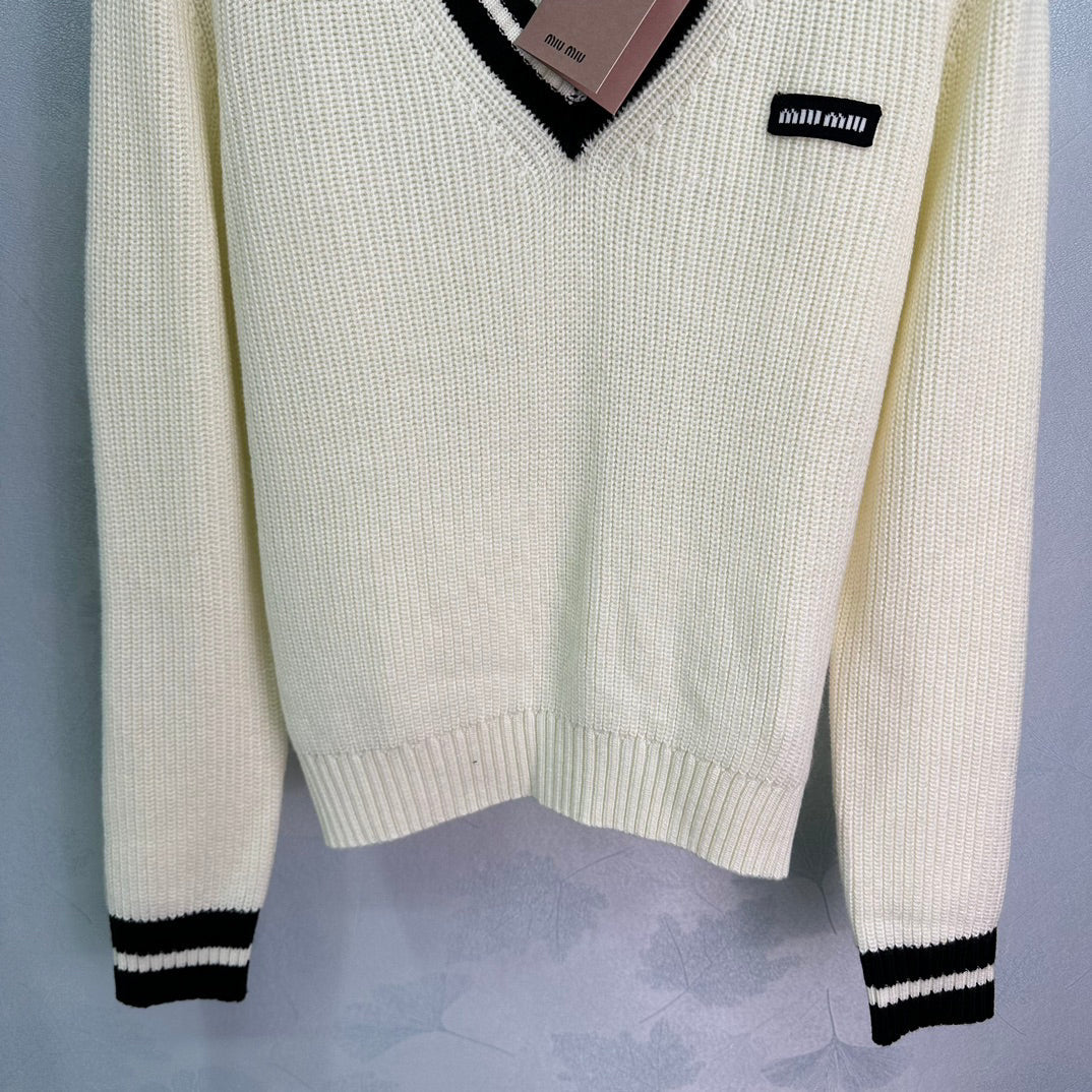 Knitted V-neck pullover sweater