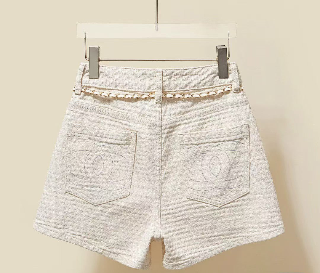 The latest dark pattern chain denim shorts