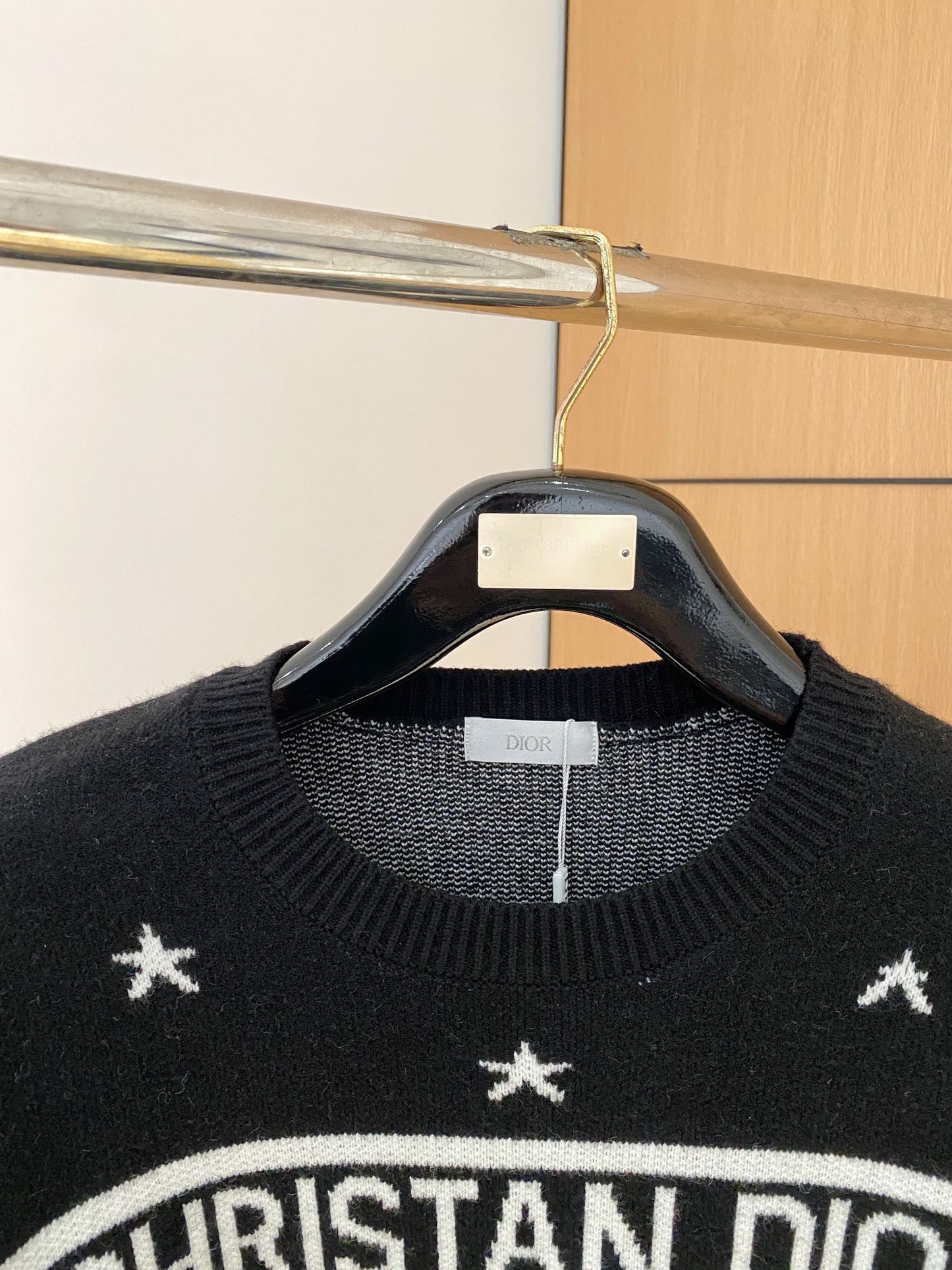 Sweater with lettering and logo pattern