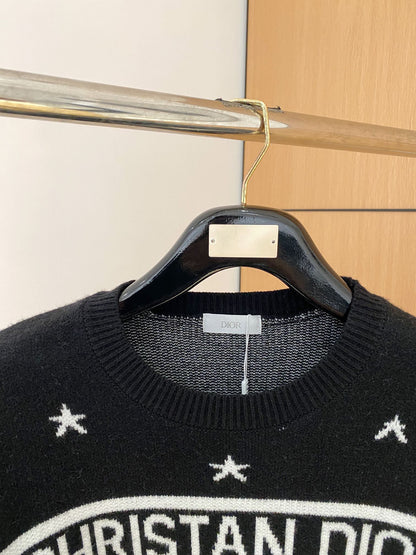 Sweater with lettering and logo pattern