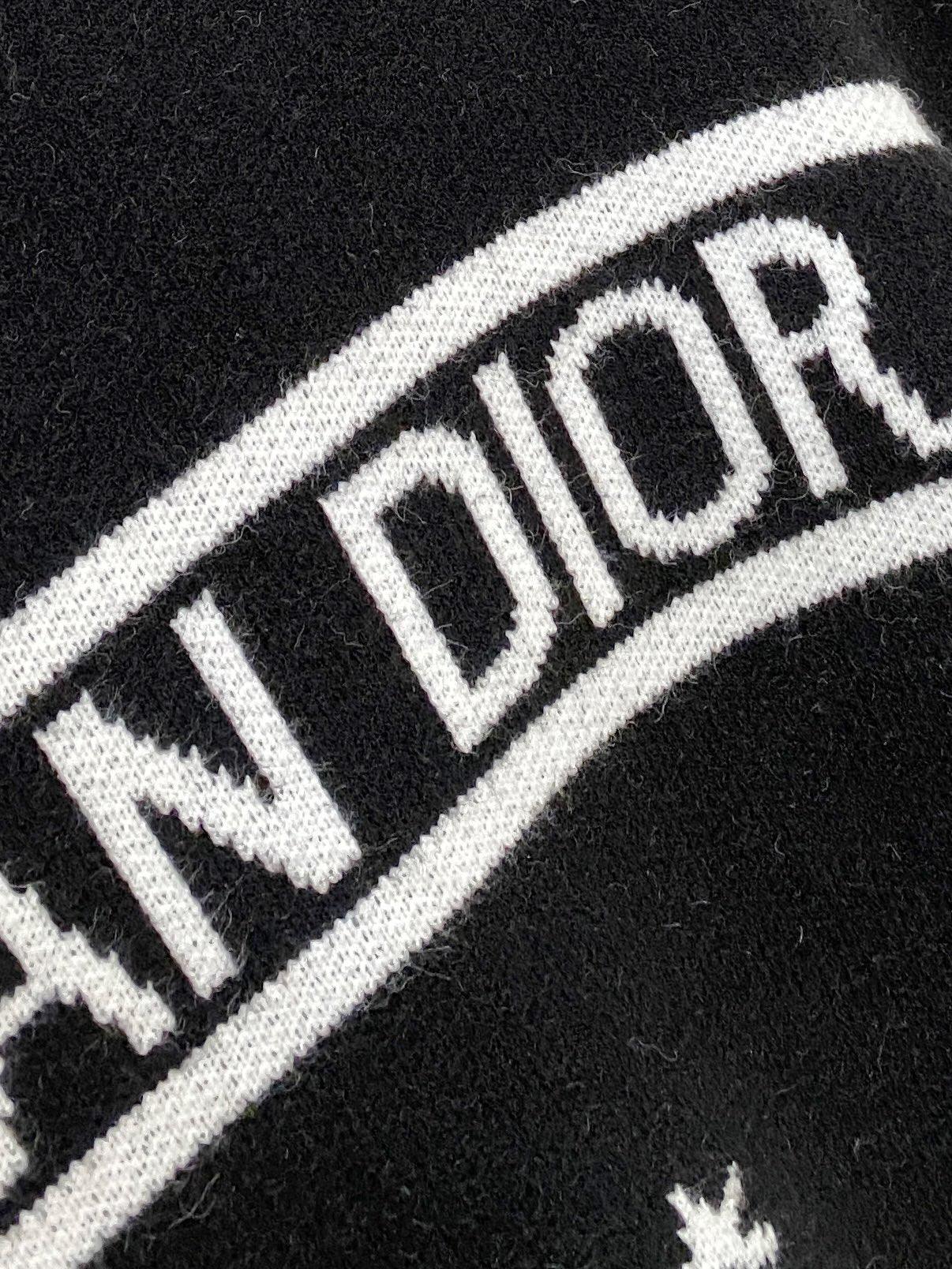 Sweater with lettering and logo pattern