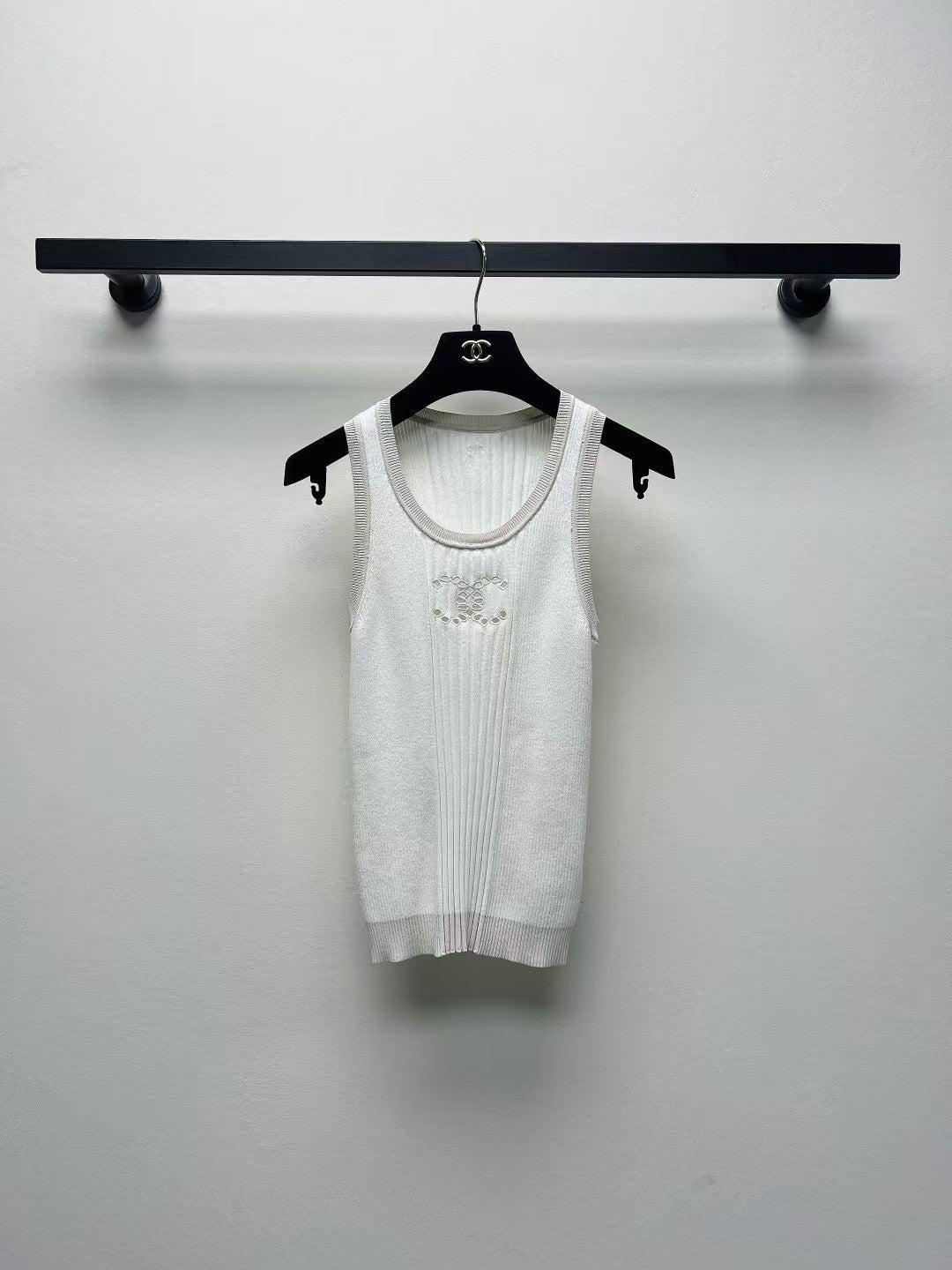 Round neck knitted wool vest with cutout logo