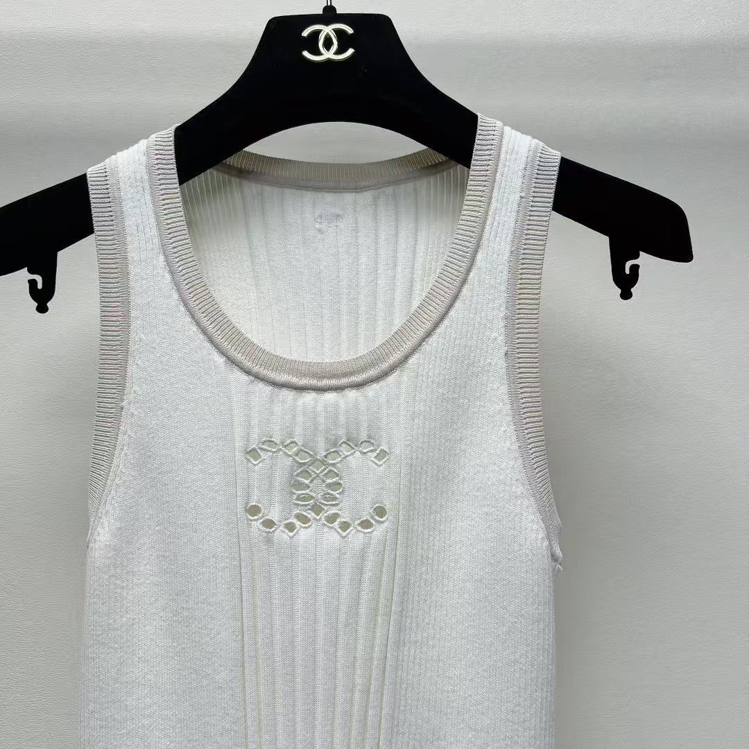 Round neck knitted wool vest with cutout logo