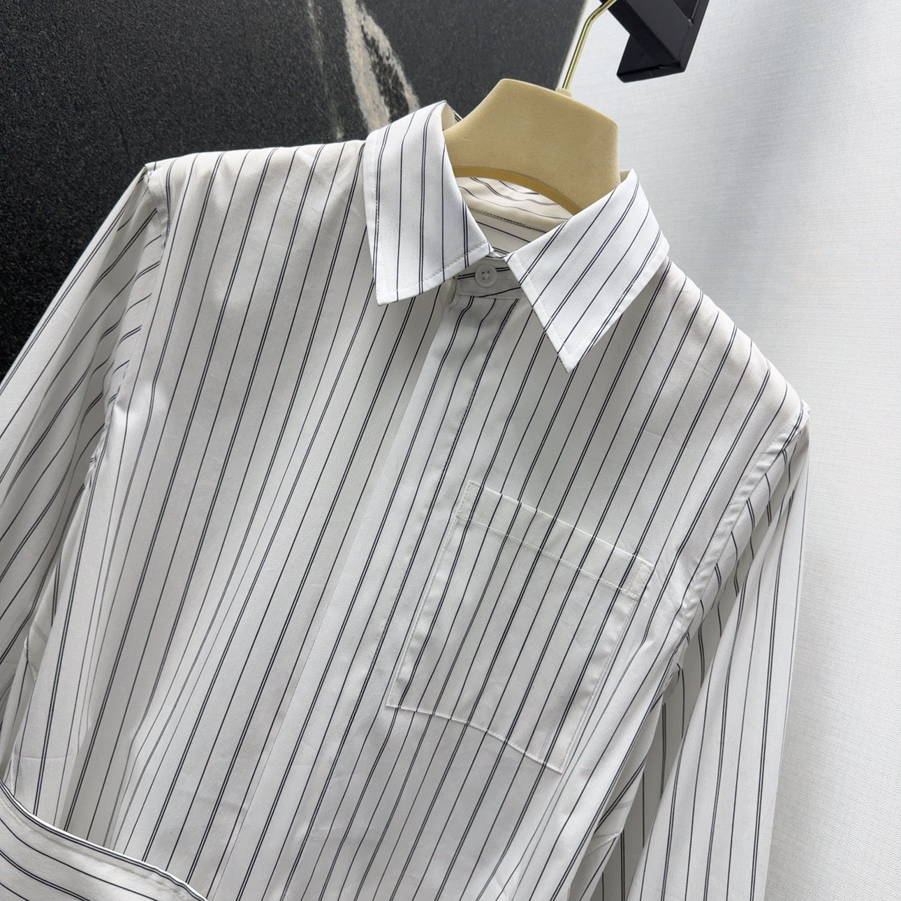 ew arrival in early spring: waisted striped white shirt