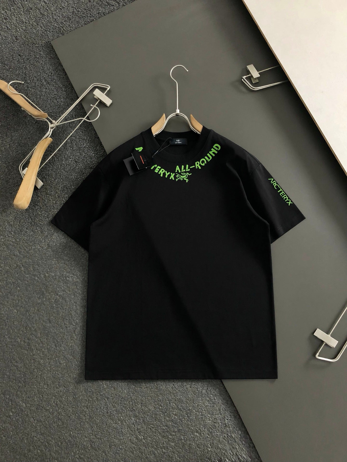 Black collar and green three-dimensional offset printing heavy short sleeves