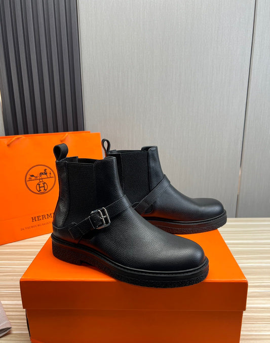 Calf leather men's ankle boots.