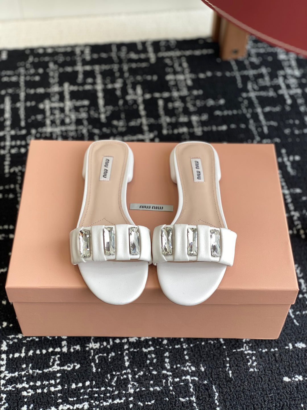 M 25 Square Diamond Buckle Slippers