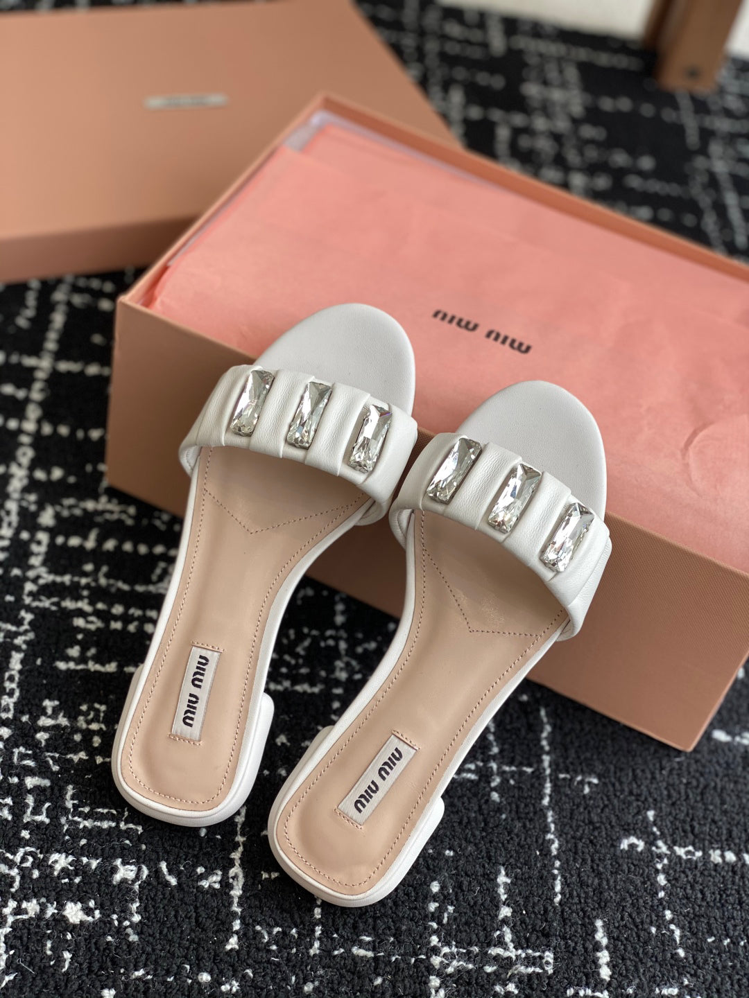 M 25 Square Diamond Buckle Slippers