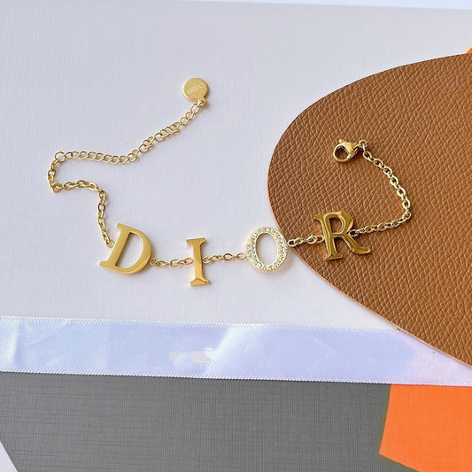 Women‘s Fashion High-End Letter Bracelet