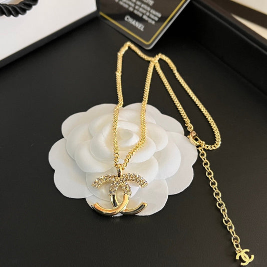 Women's Fashionable And Exquisite Necklaces