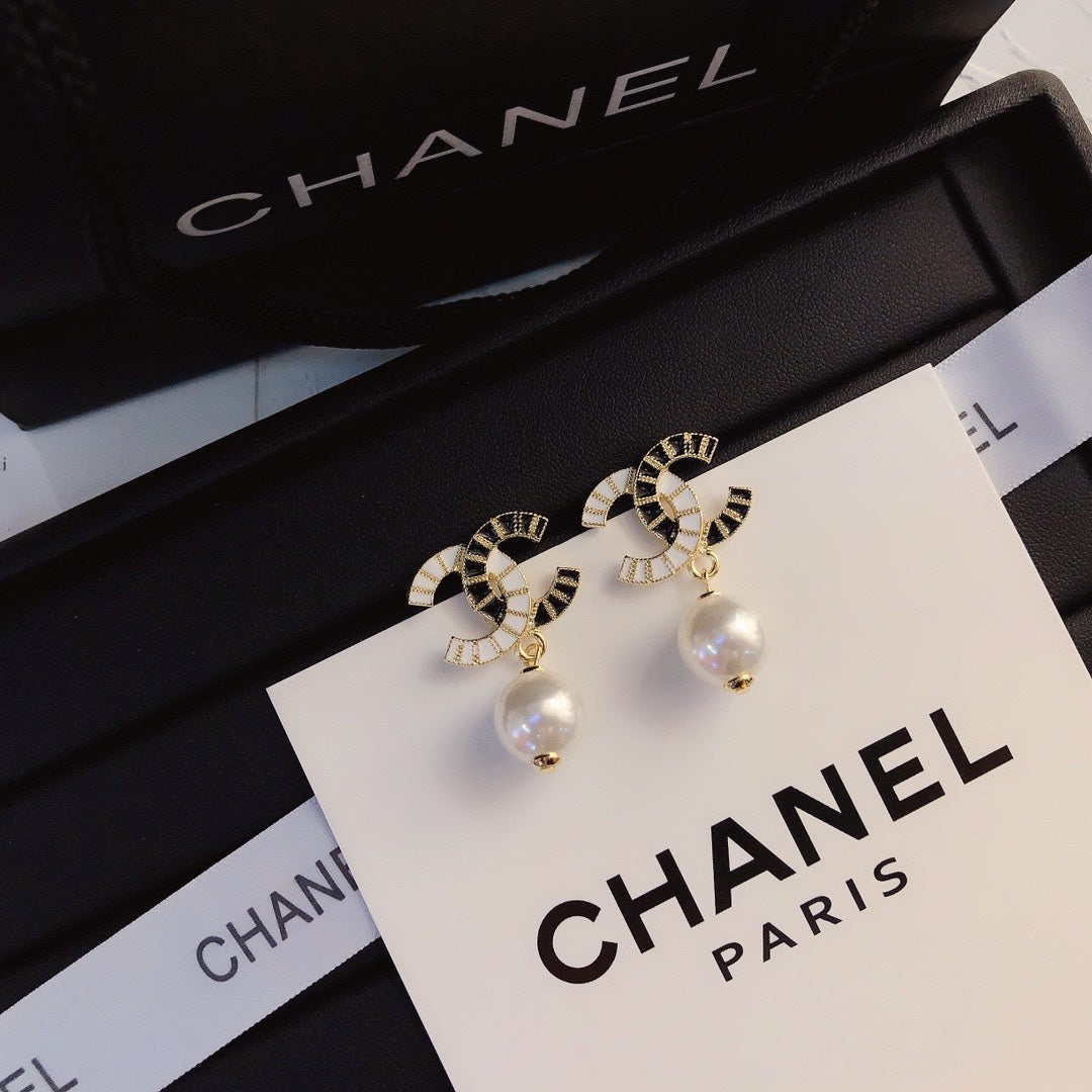 Ladies High-End Pearl Earrings