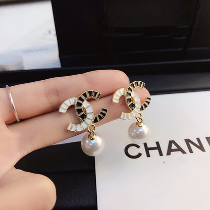 Ladies High-End Pearl Earrings