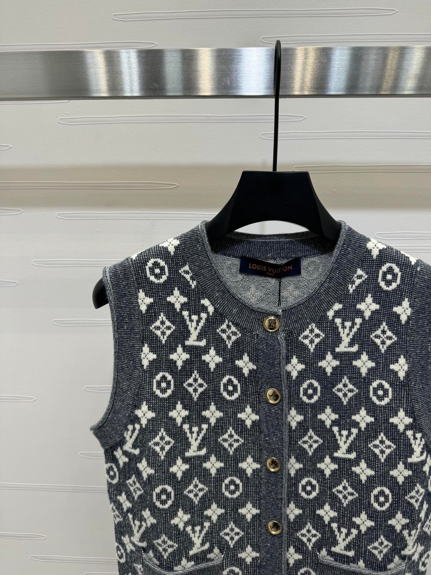 L chain logo knitted cardigan vest