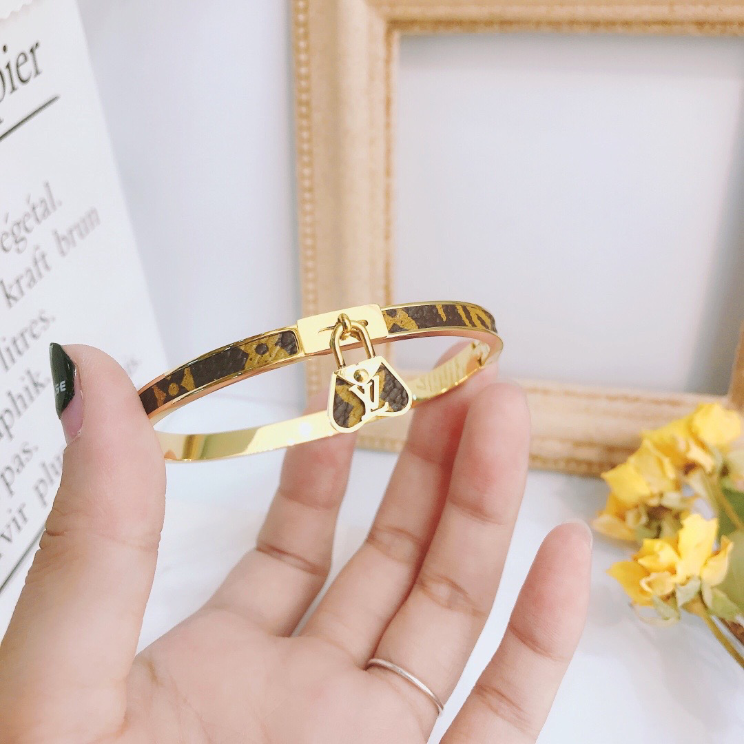 Women‘s Fashion High-End Letter Bracelet