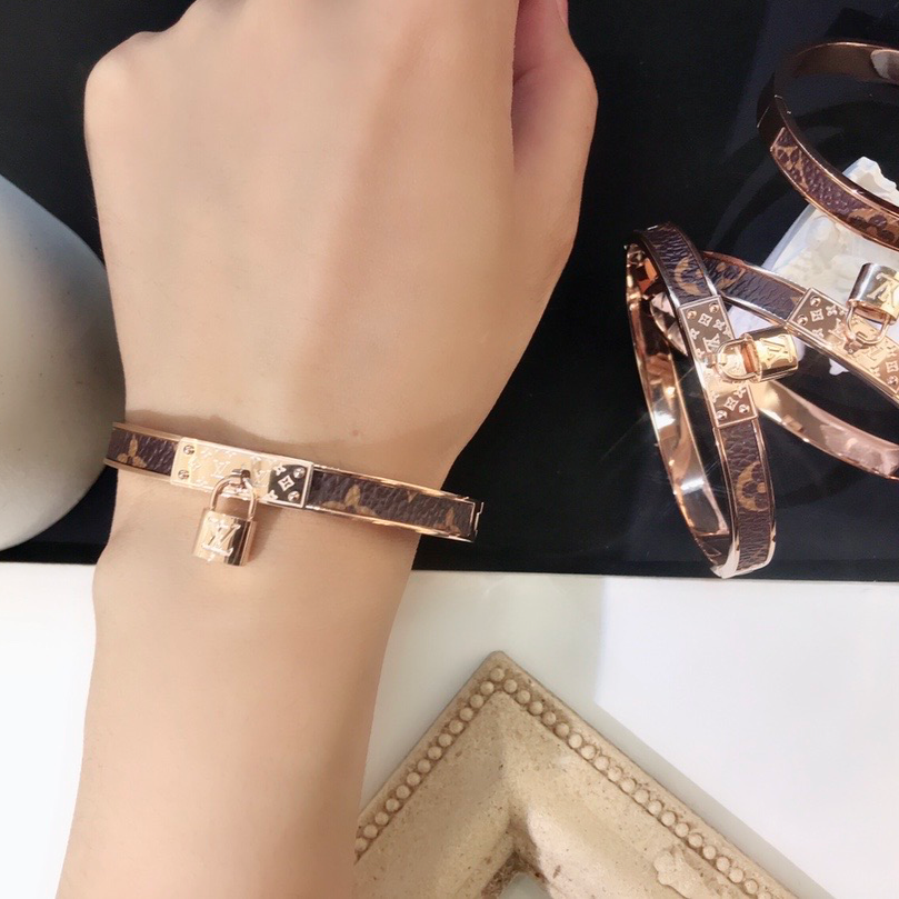 Women‘s Fashion High-End Letter Bracelet