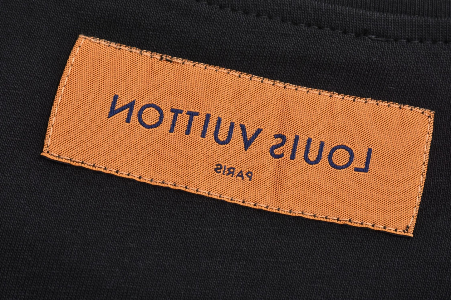 Short sleeves with embroidered logo on chest