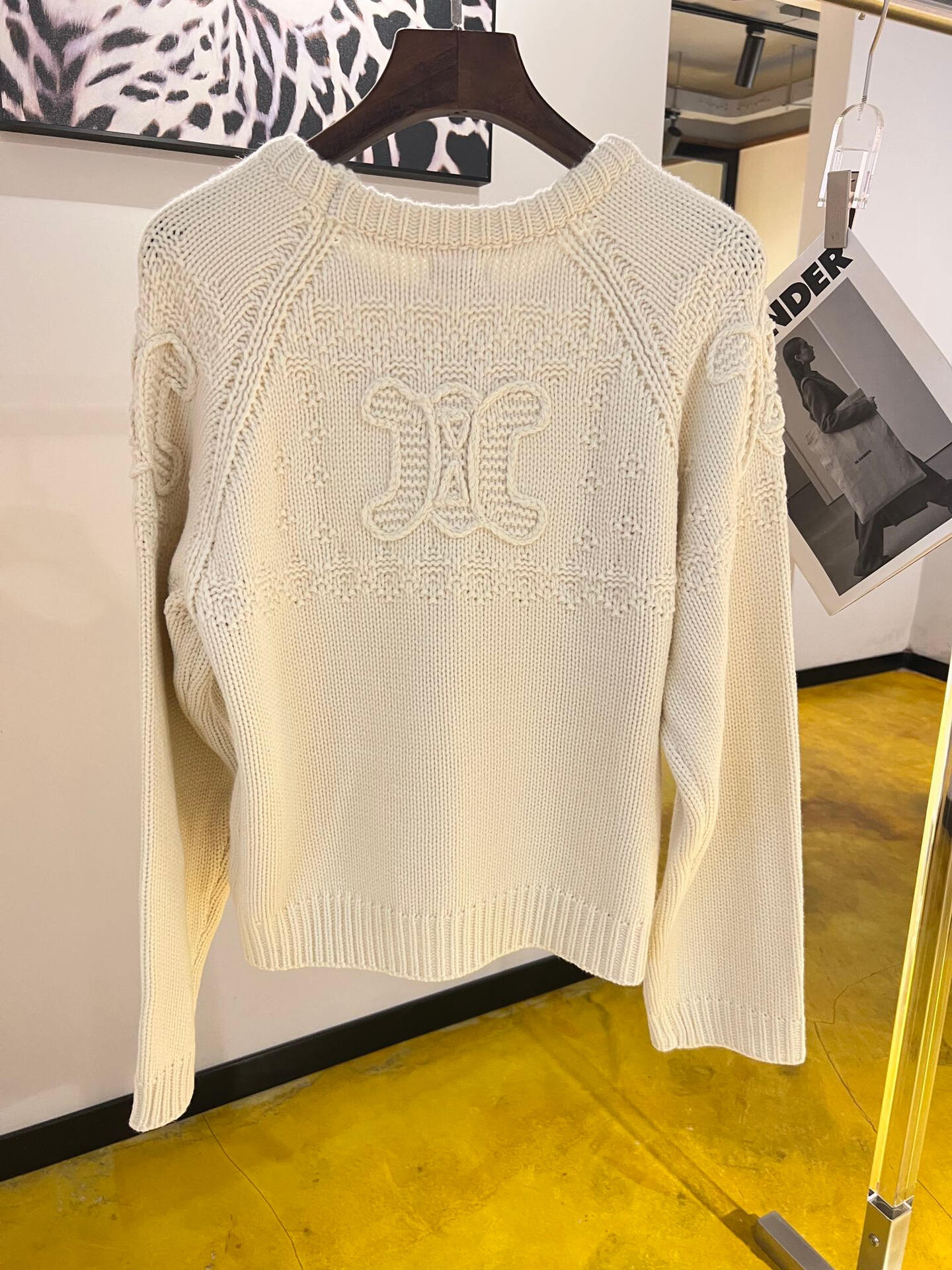 Simple and exquisite logo knitted sweater